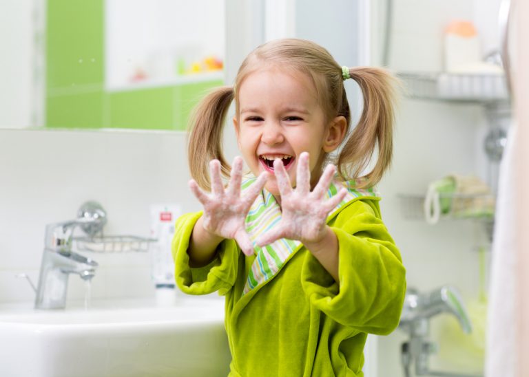jak nauczyć dziecko myć ręce