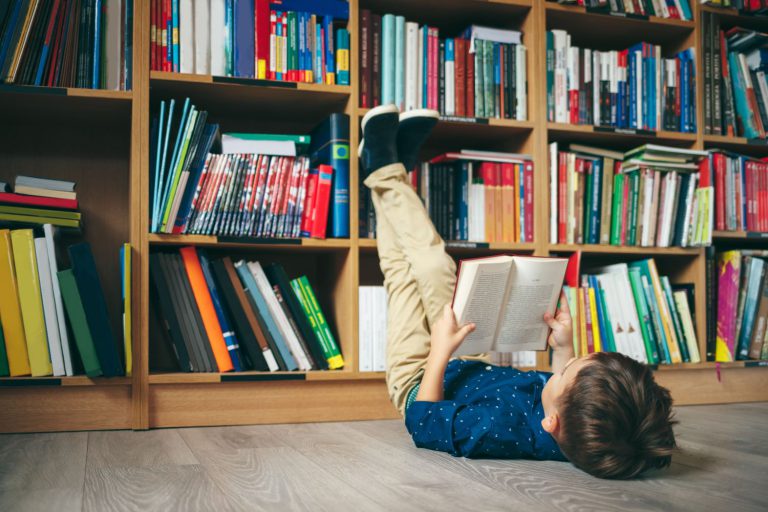 Jak czytać książki obrazkowe? Chłopiec czytający książkę.