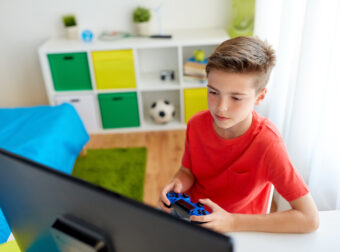 chłopiec gra w grę, wpływ goer komputerowych na dzieci, komputerowe gry edukacyjne dla dzieci