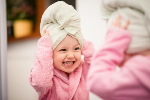 dziewczynka w szlafroku z ręcznikiem na głowie