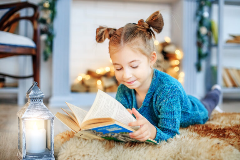 Dziewczynka przy lekturze zimowej książki dla dzieci