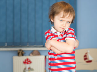 obrażony chłopiec - jak reagować na obrażanie się dziecka?