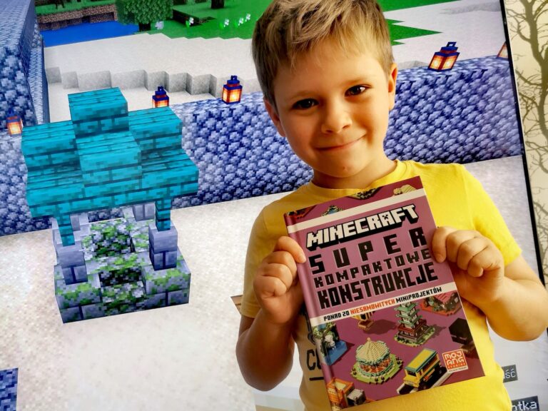 chłopiec z książką minecraft dla dzieci